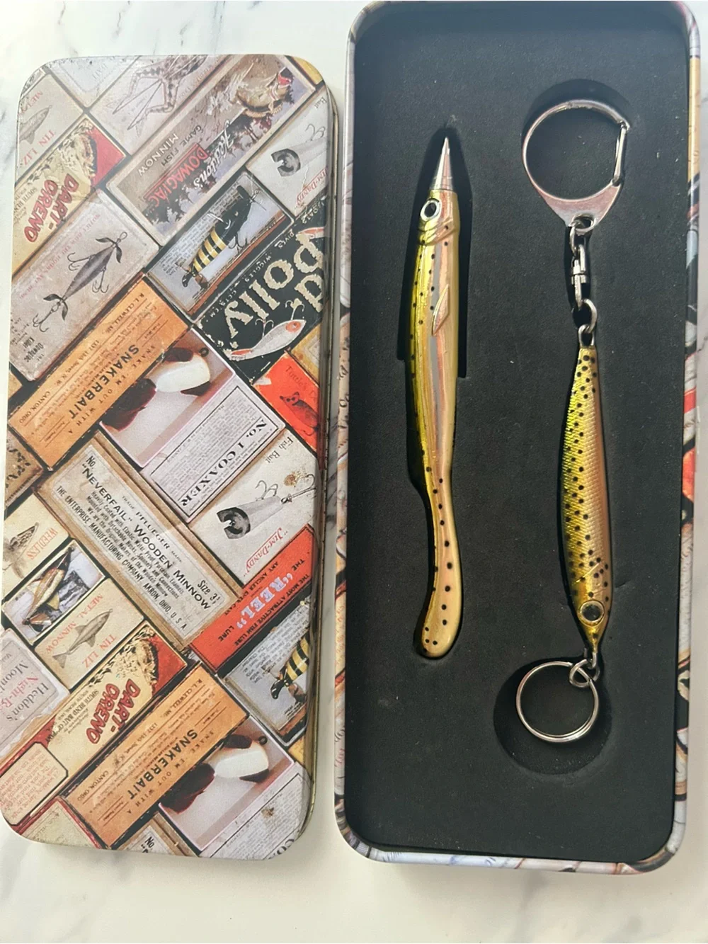 1995 Xonex Vintage Men's Fishing Lure Keychain and Pen Set - Olive Green
